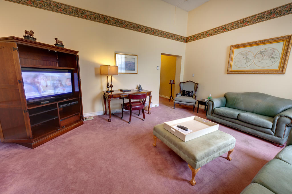 The Woodlawn Inn Cobourg Extérieur photo