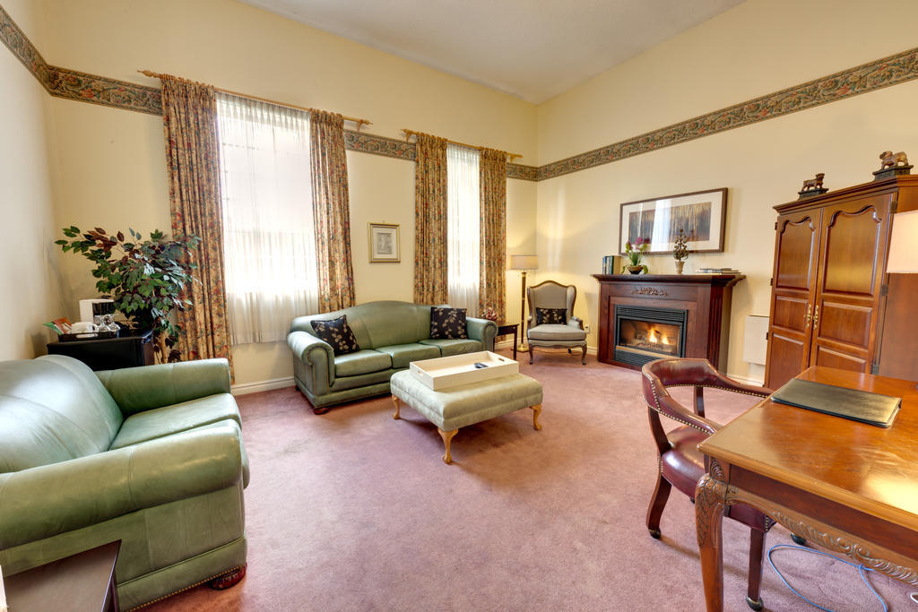 The Woodlawn Inn Cobourg Extérieur photo