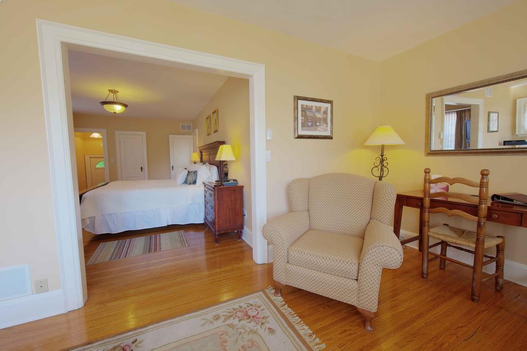 The Woodlawn Inn Cobourg Extérieur photo