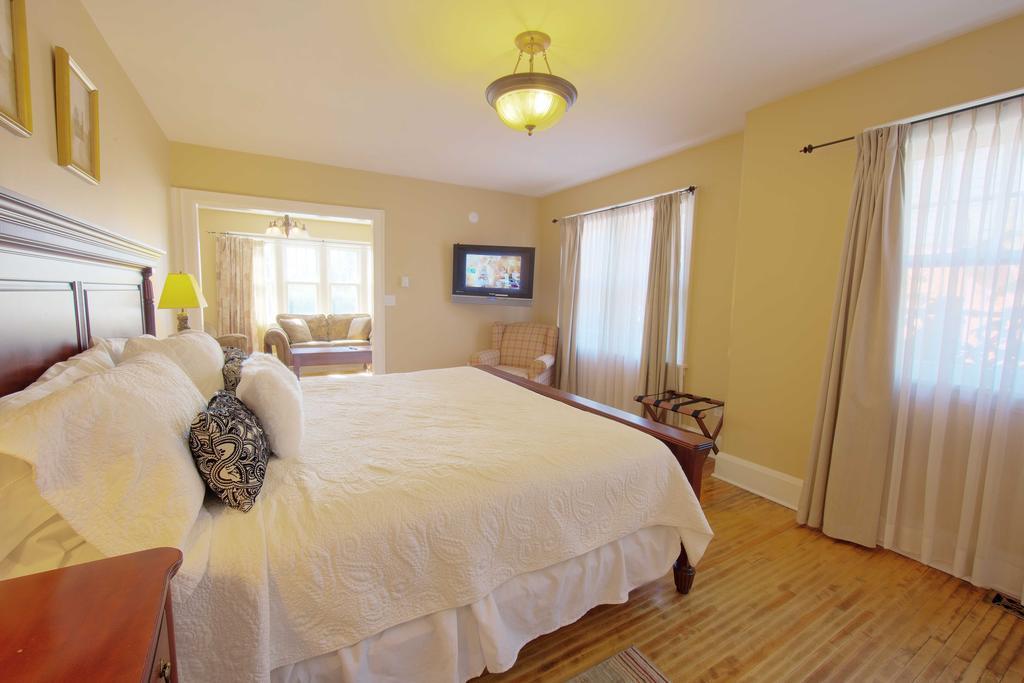 The Woodlawn Inn Cobourg Extérieur photo