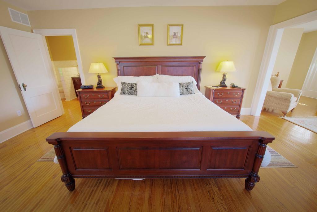 The Woodlawn Inn Cobourg Extérieur photo