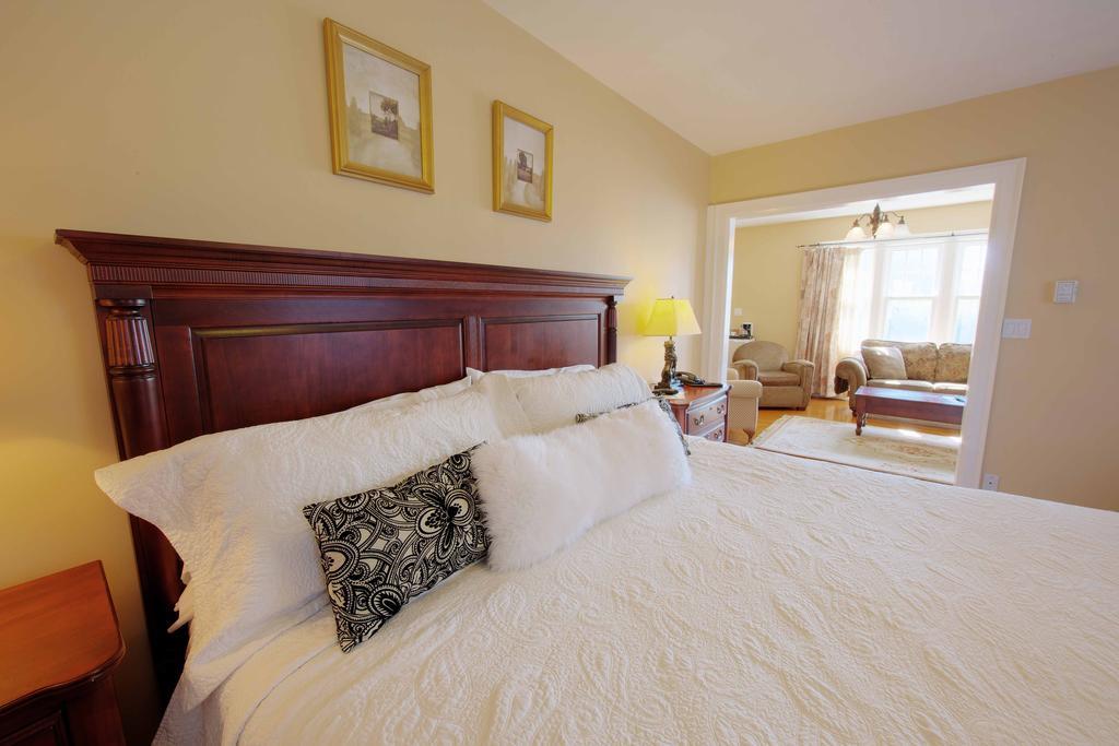 The Woodlawn Inn Cobourg Extérieur photo