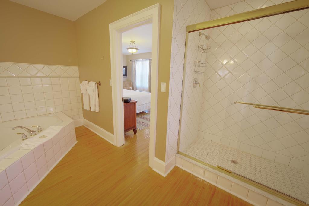The Woodlawn Inn Cobourg Extérieur photo