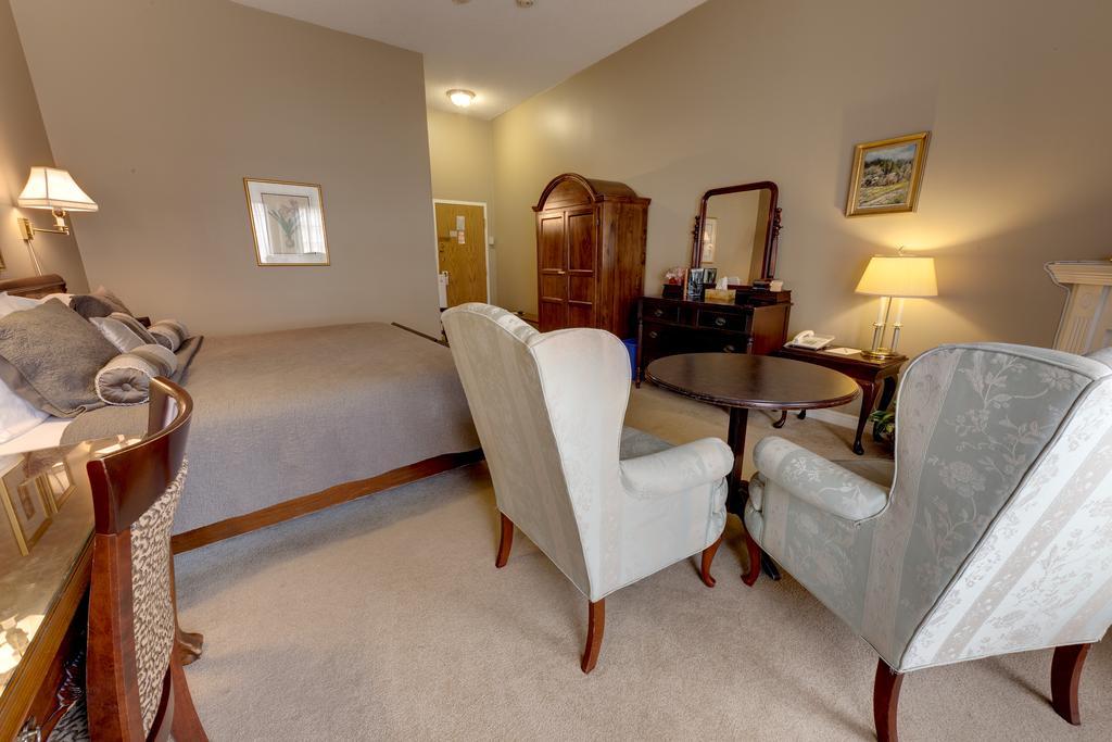 The Woodlawn Inn Cobourg Extérieur photo