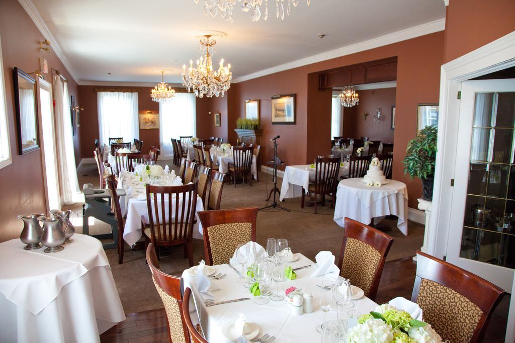 The Woodlawn Inn Cobourg Extérieur photo