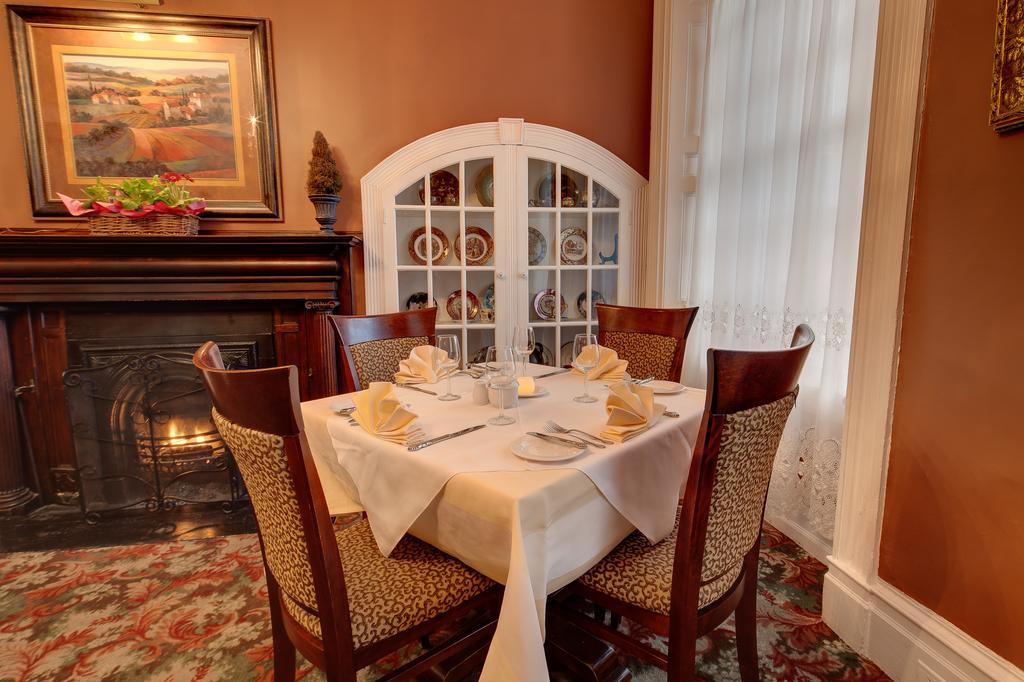 The Woodlawn Inn Cobourg Extérieur photo