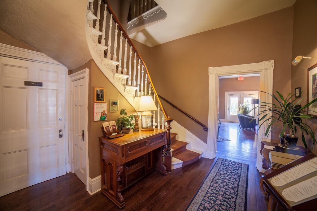 The Woodlawn Inn Cobourg Extérieur photo