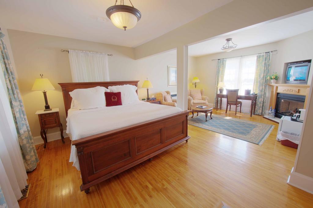 The Woodlawn Inn Cobourg Extérieur photo