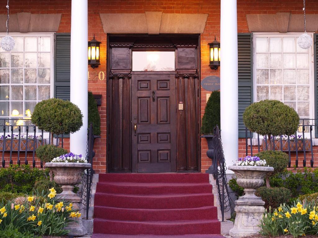 The Woodlawn Inn Cobourg Extérieur photo