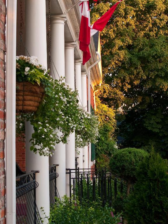 The Woodlawn Inn Cobourg Extérieur photo