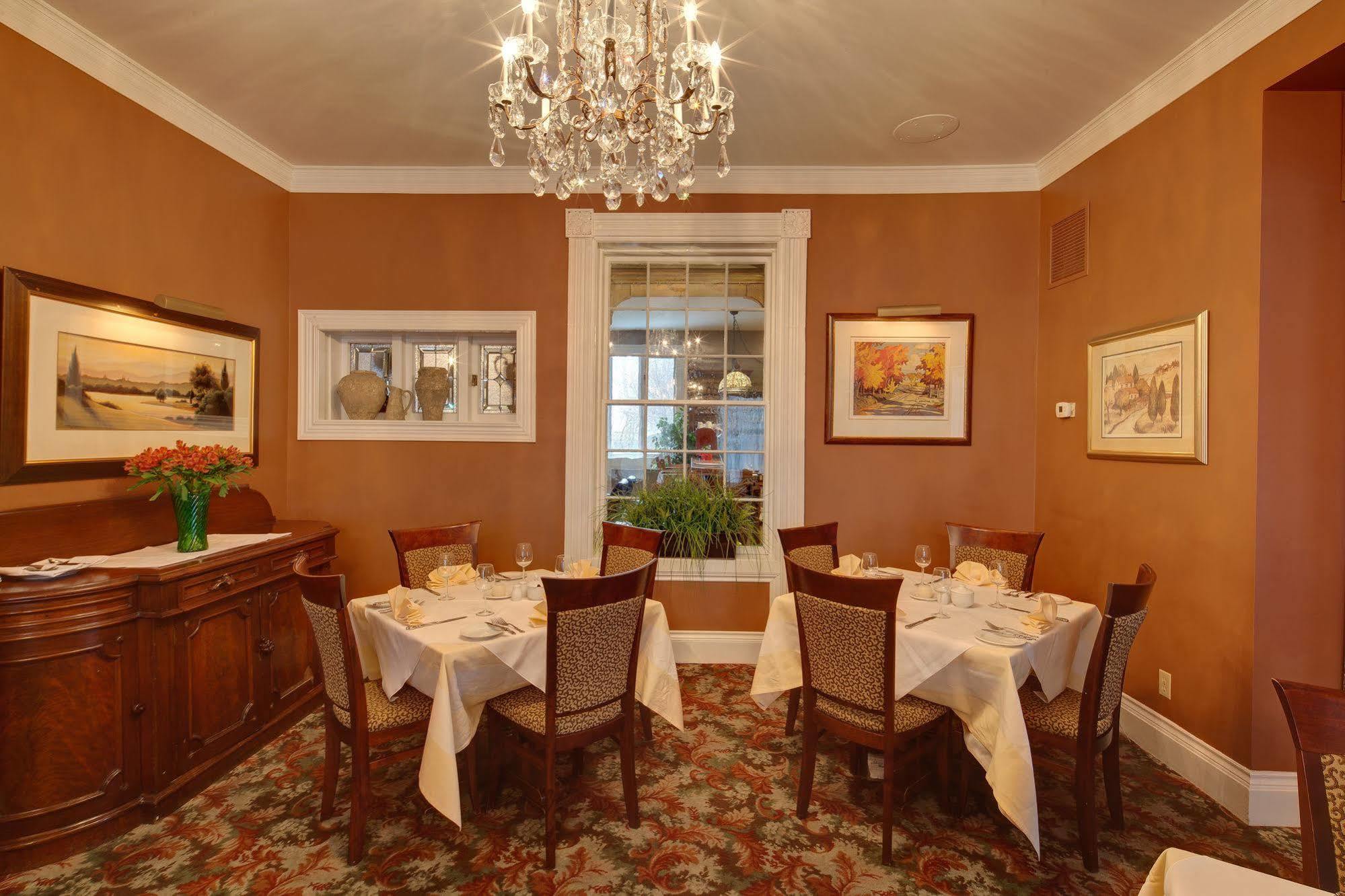 The Woodlawn Inn Cobourg Extérieur photo