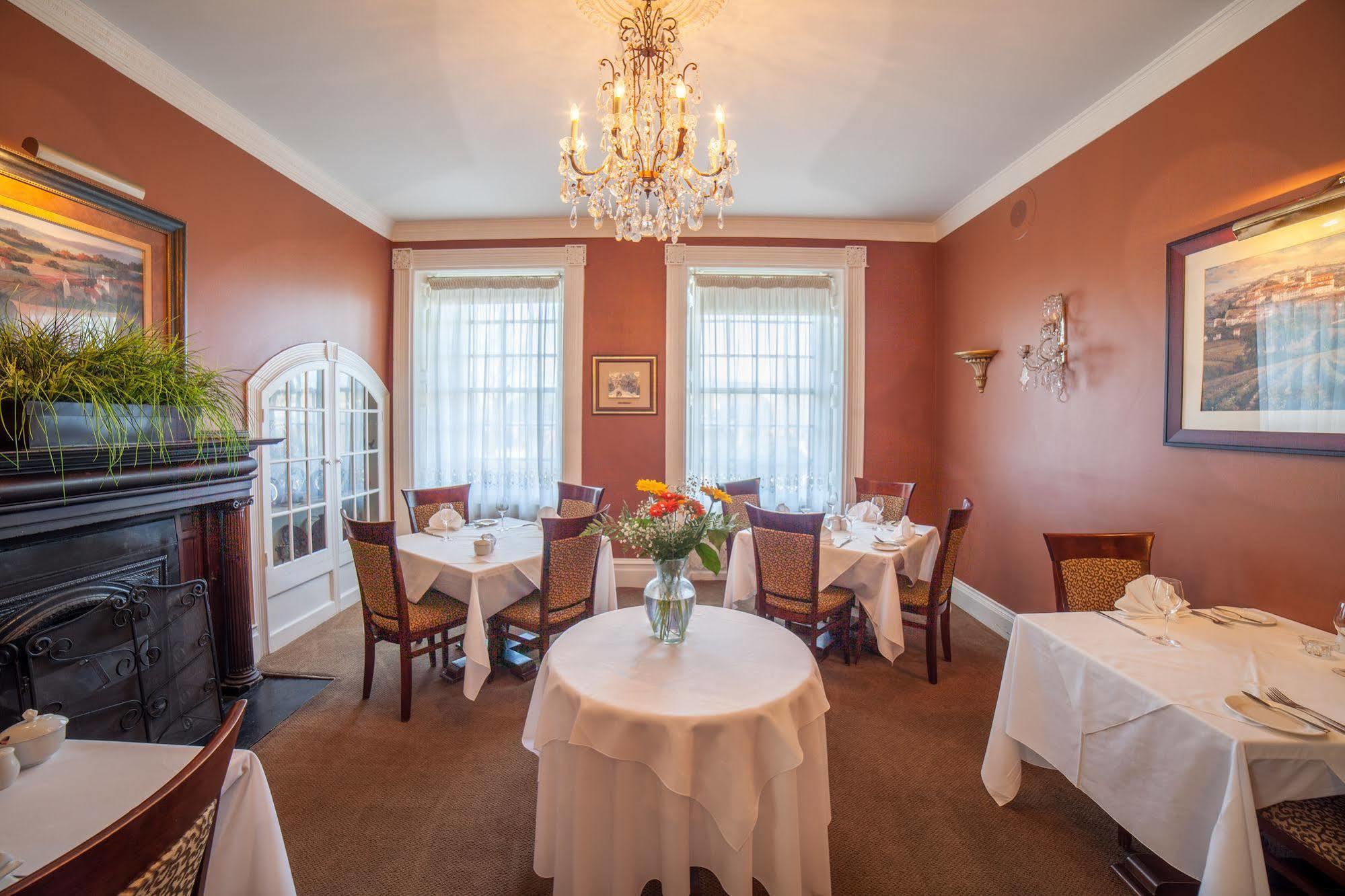 The Woodlawn Inn Cobourg Extérieur photo