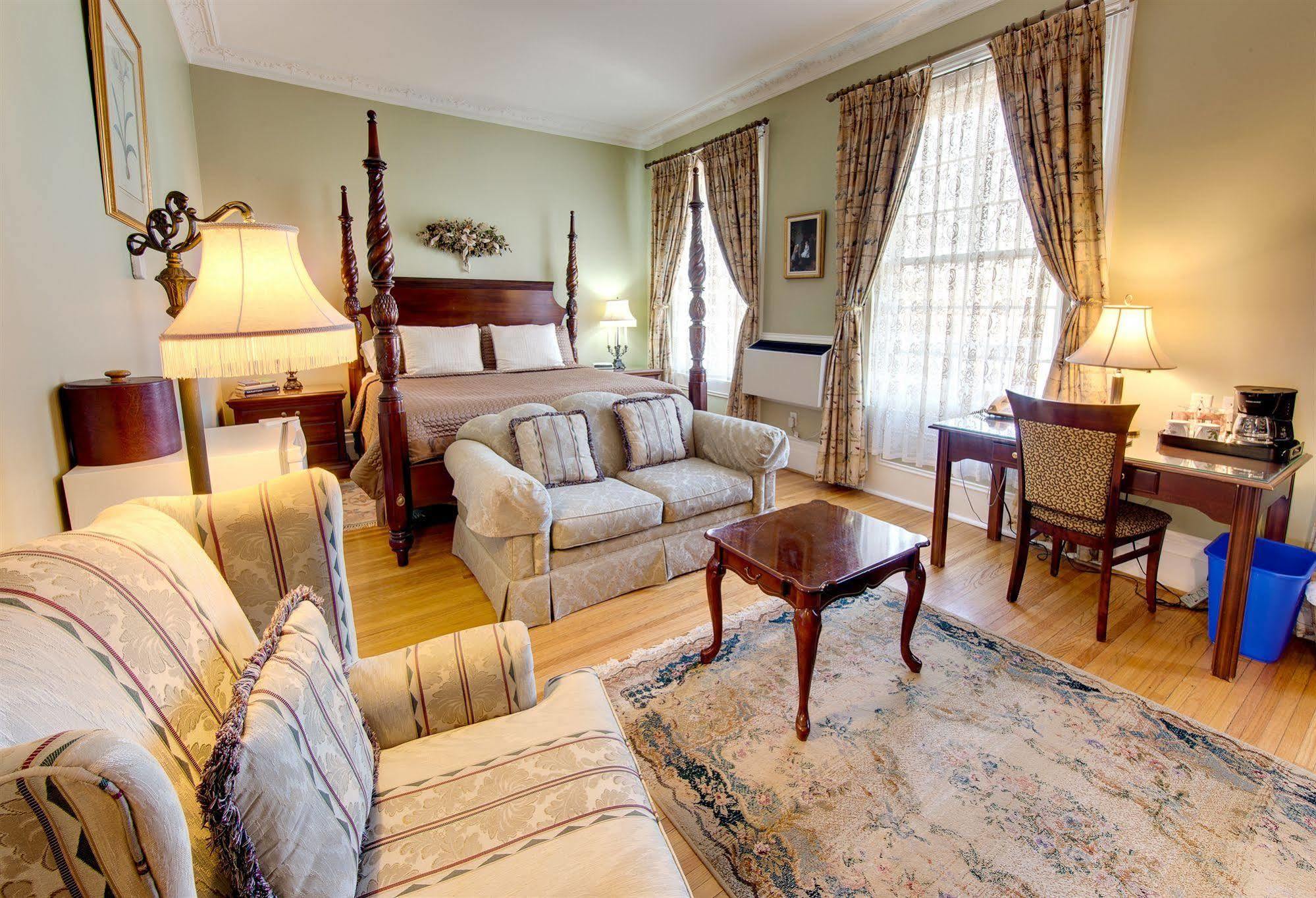 The Woodlawn Inn Cobourg Extérieur photo