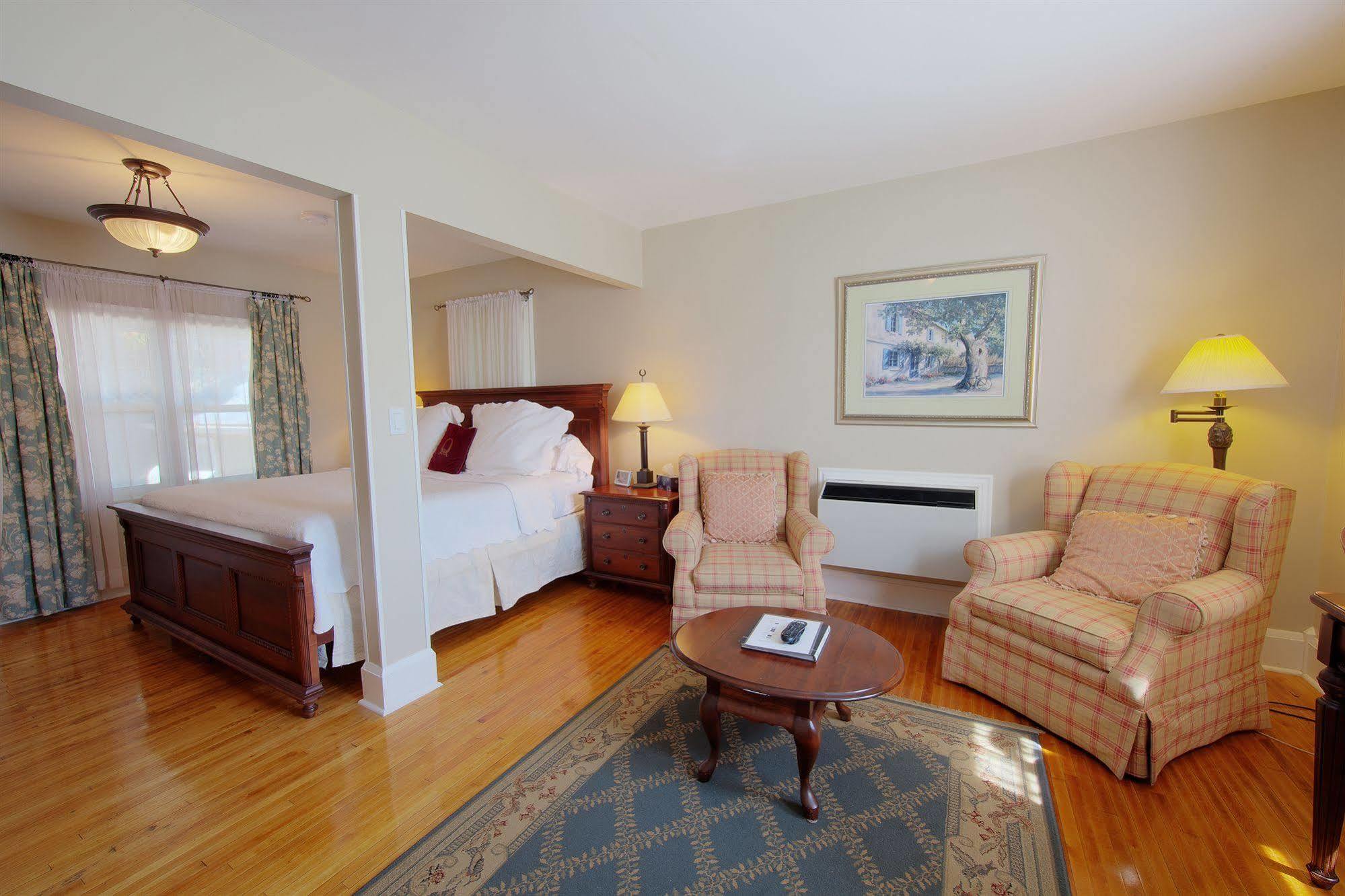 The Woodlawn Inn Cobourg Extérieur photo
