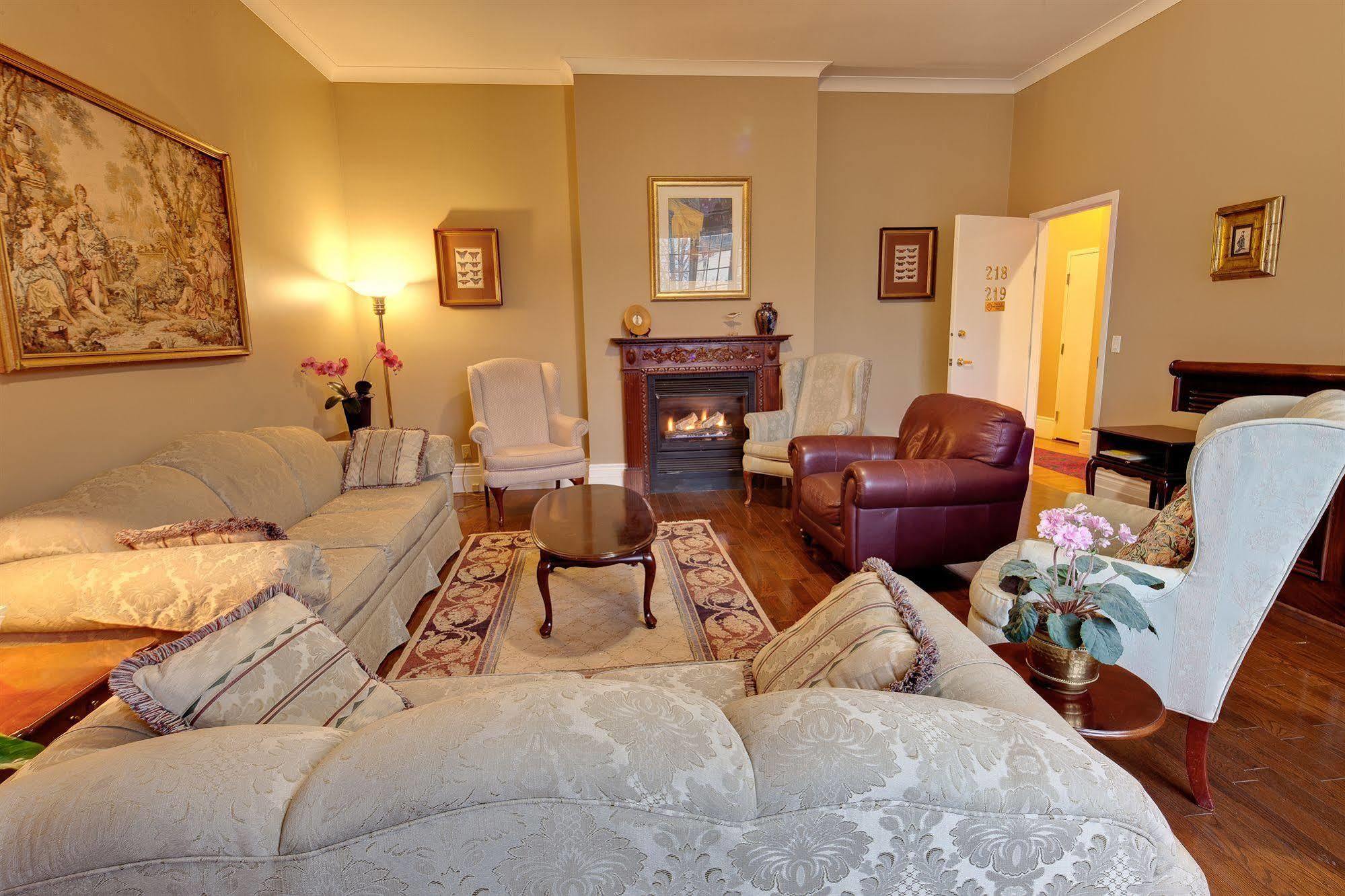 The Woodlawn Inn Cobourg Extérieur photo