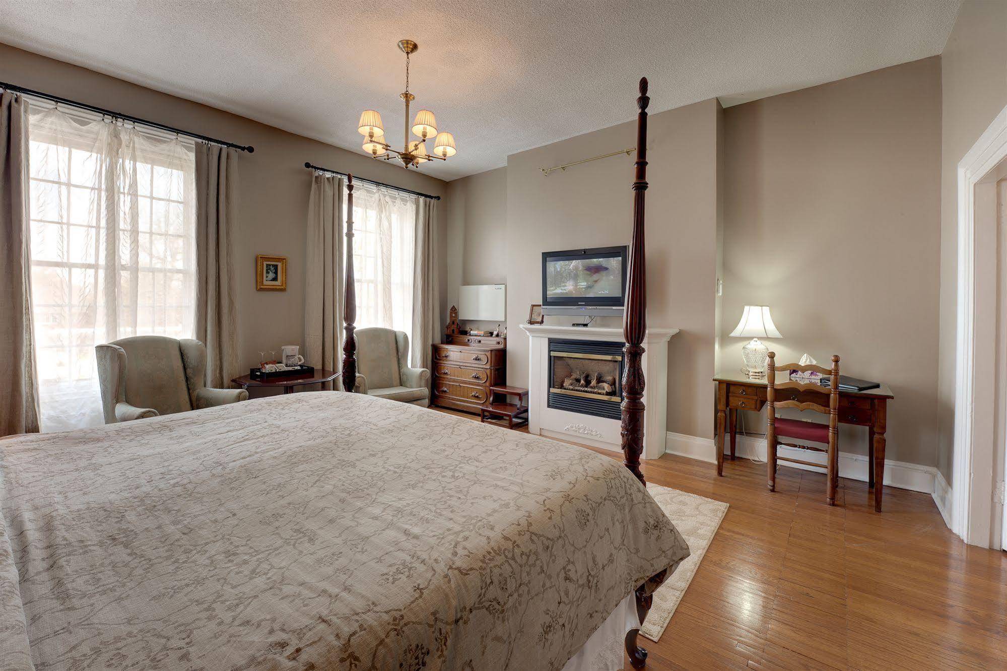 The Woodlawn Inn Cobourg Extérieur photo