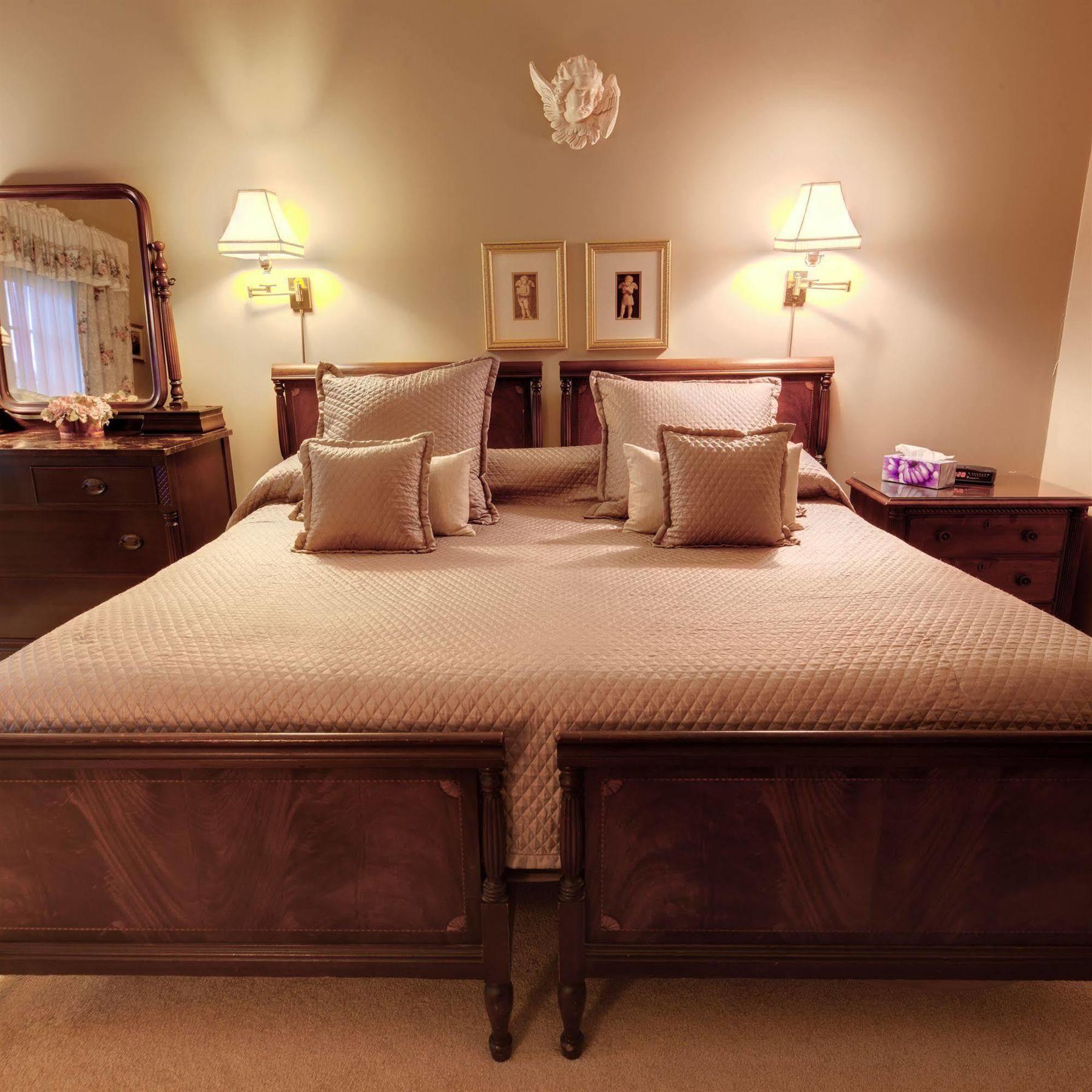 The Woodlawn Inn Cobourg Extérieur photo