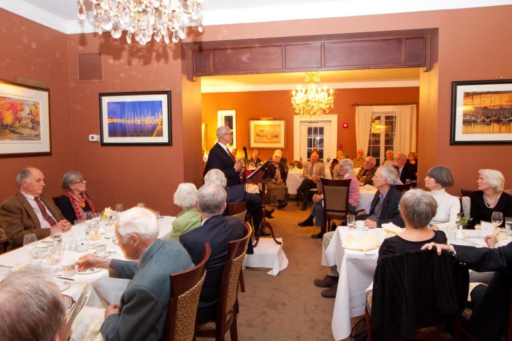 The Woodlawn Inn Cobourg Extérieur photo