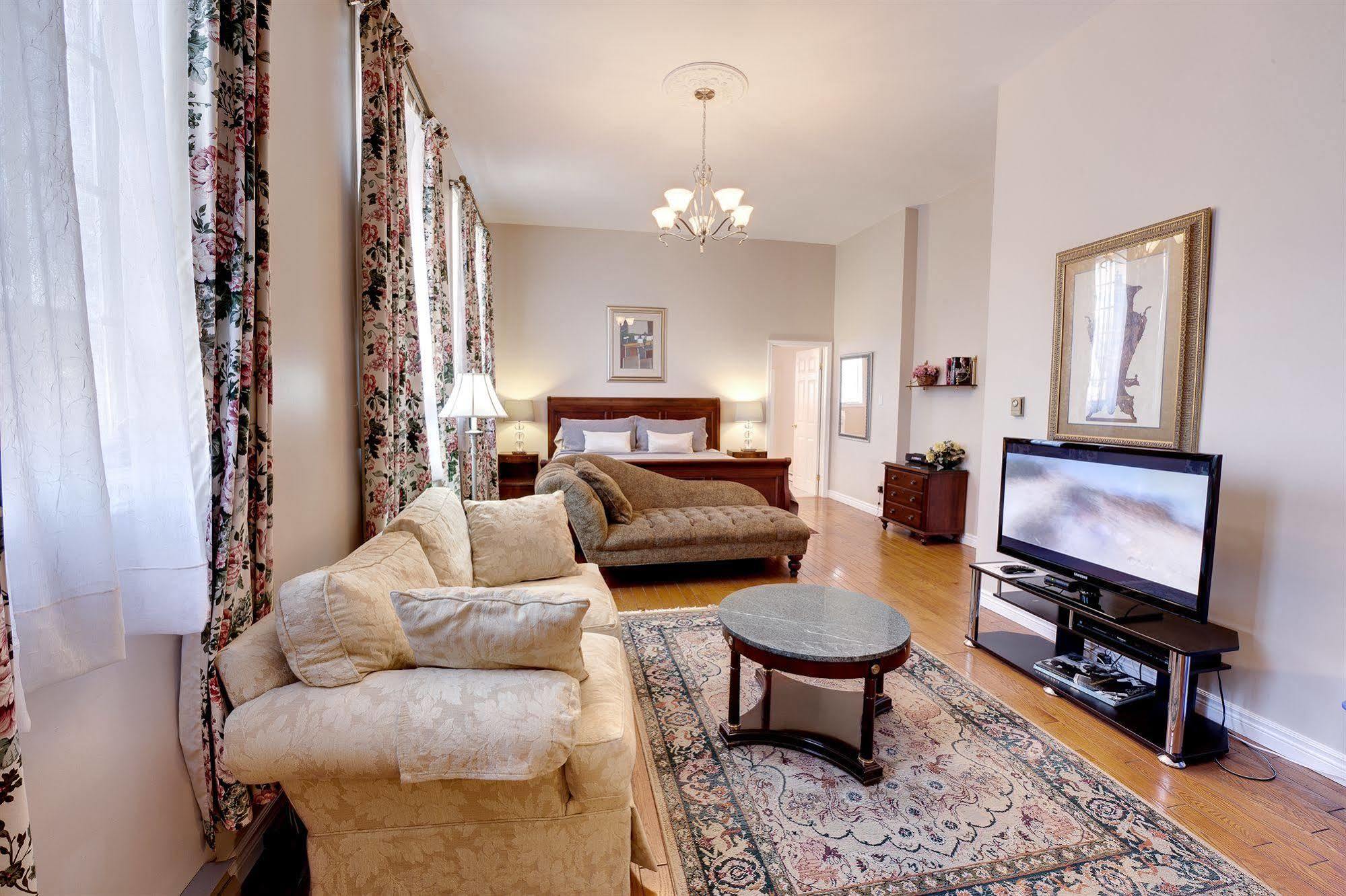 The Woodlawn Inn Cobourg Extérieur photo